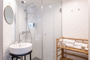Umweltfreundliche Kosmetikartikel, Haartrockner, Handtücher, Seife