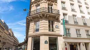 Un edificio en esquina con un letrero que dice 'Hotel de Toulouse' y 'Rue Faidout'.