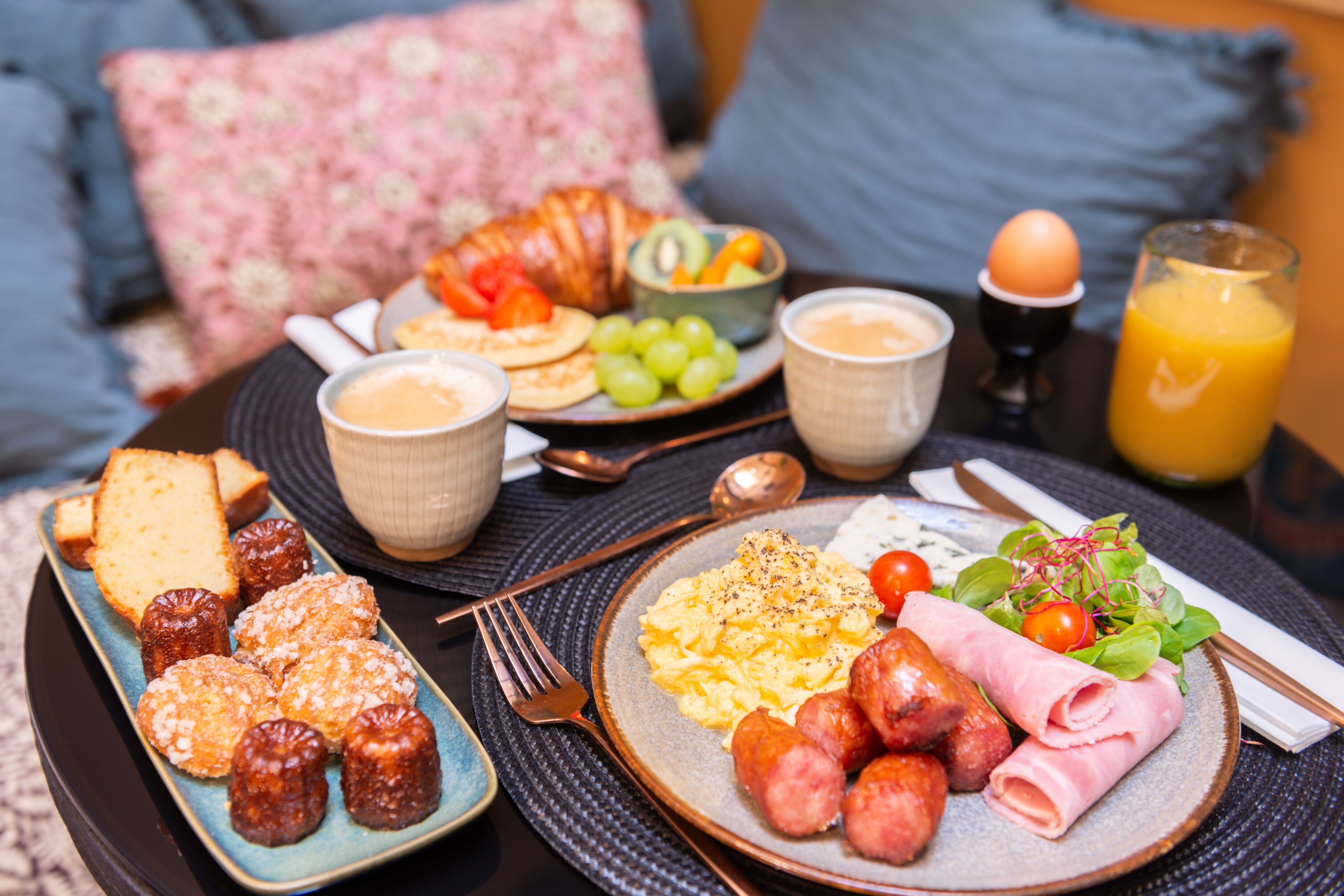 daily buffet breakfast (eur 16 per person)