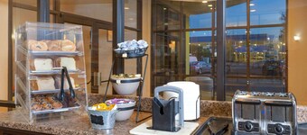 La Quinta Inn & Suites by Wyndham Secaucus Meadowlands