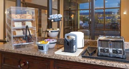 La Quinta Inn & Suites by Wyndham Secaucus Meadowlands