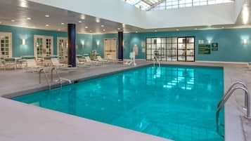 Indoor pool, sun loungers
