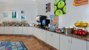 Una barra de desayuno con diferentes alimentos y una máquina de café.
