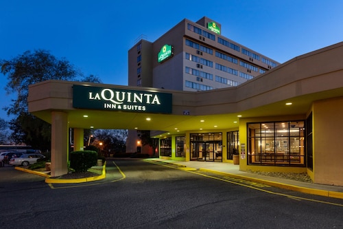 La Quinta Inn & Suites by Wyndham Secaucus Meadowlands