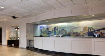La Quinta Inn & Suites by Wyndham Secaucus Meadowlands