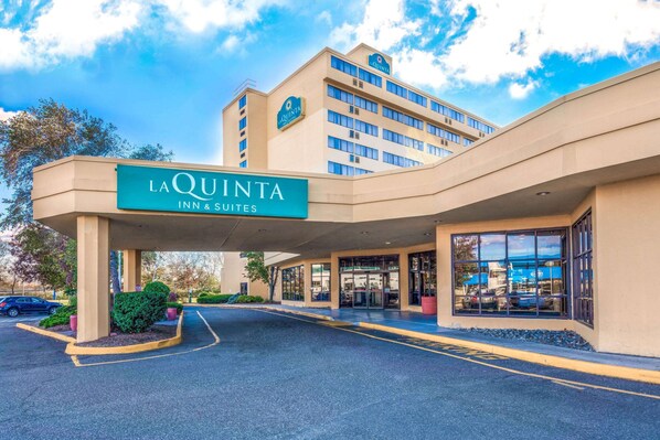 La entrada de un hotel con un letrero que dice "LA QUINTA INN & SUITES".
