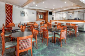 Daily buffet breakfast for a fee - La Quinta Inn & Suites by Wyndham Secaucus Meadowlands (Secaucus)
