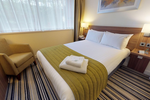 Bar mini, peti besi dalam bilik, meja, ruang kerja komputer riba