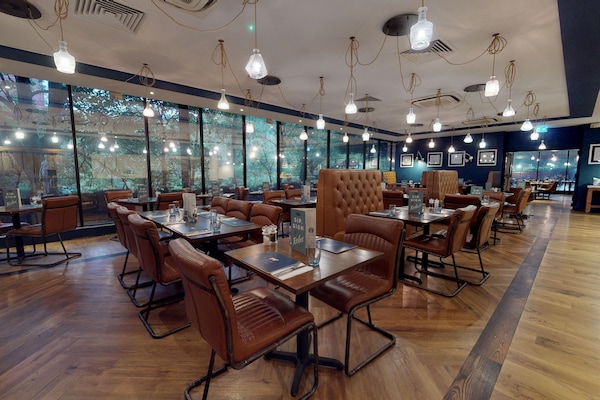 Breakfast and dinner served