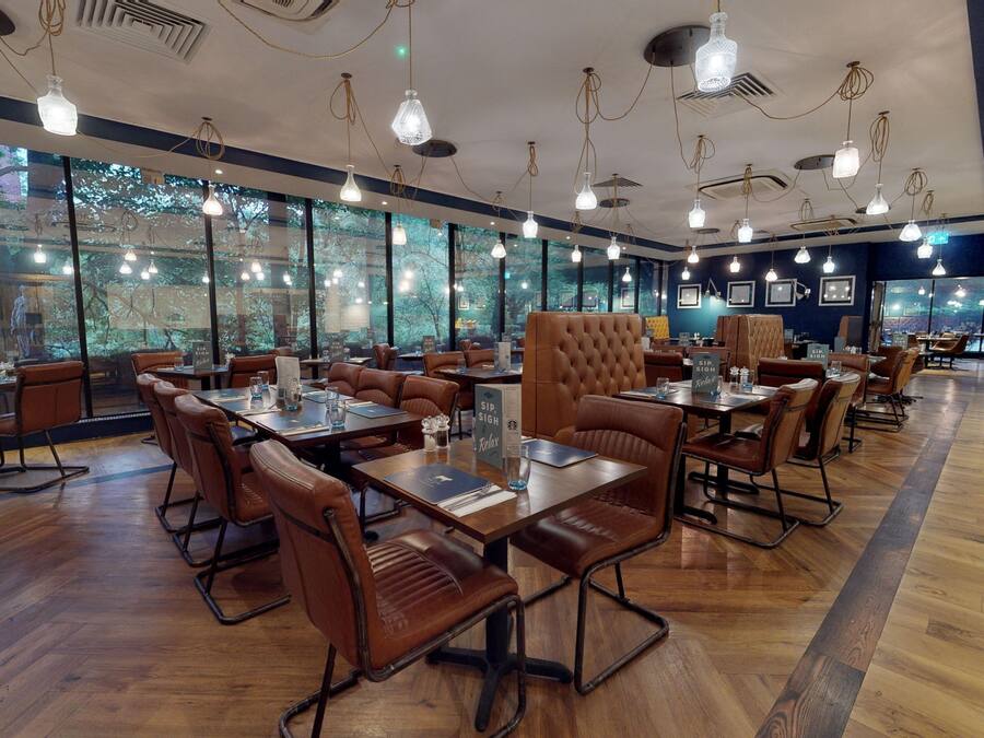 Petit déjeuner et dßner servis sur place