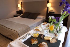 Double Room | Minibar, in-room safe, desk, iron/ironing board - Hotel Cigarral del Alba (Toledo)