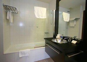Hair dryer, towels - Hotel Cigarral del Alba (Toledo)