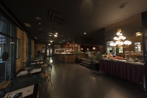 Déjeuner, dîner et souper servis sur place