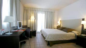 Habitación doble | Minibar, caja fuerte, escritorio y tabla de planchar con plancha