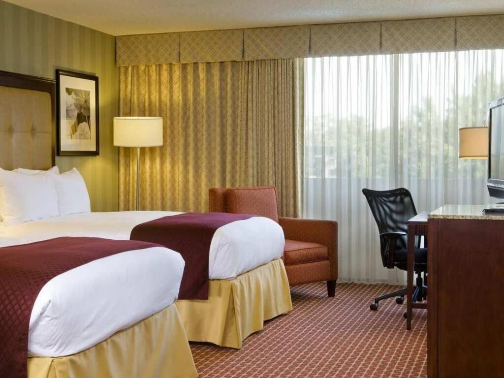 Premium bedding, in-room safe, desk, laptop workspace