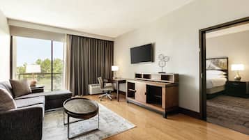 Premium bedding, in-room safe, desk, laptop workspace