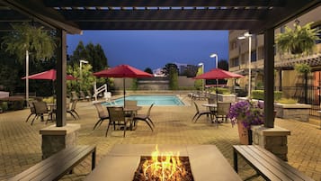 Seasonal outdoor pool, sun loungers