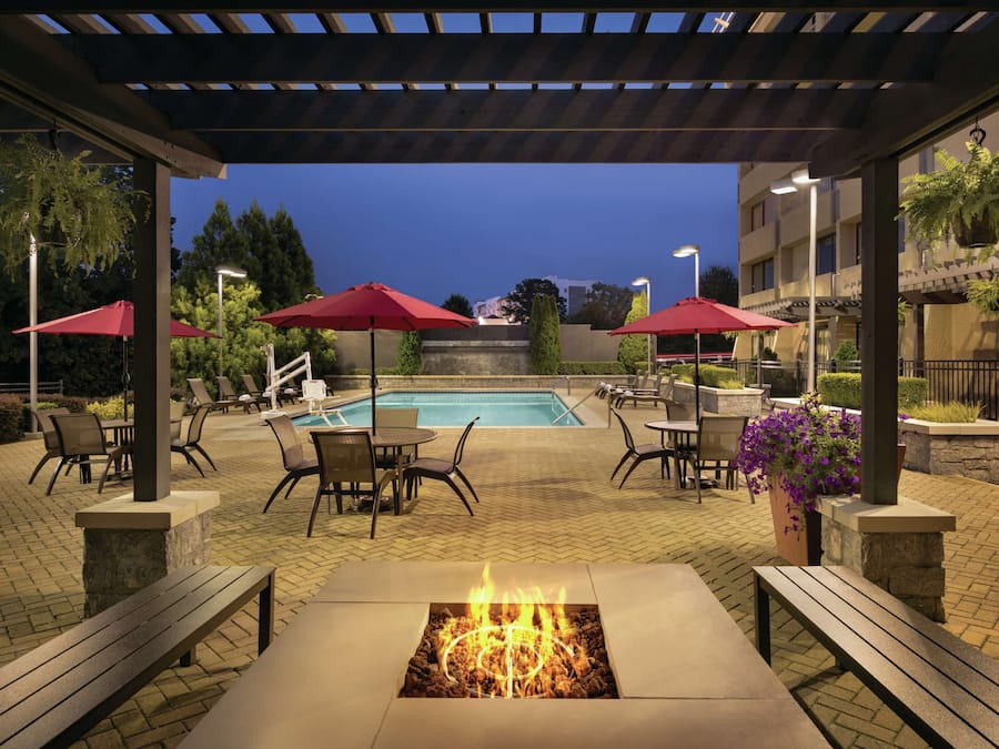 Een seizoensgebonden buitenzwembad, parasols voor strand/zwembad