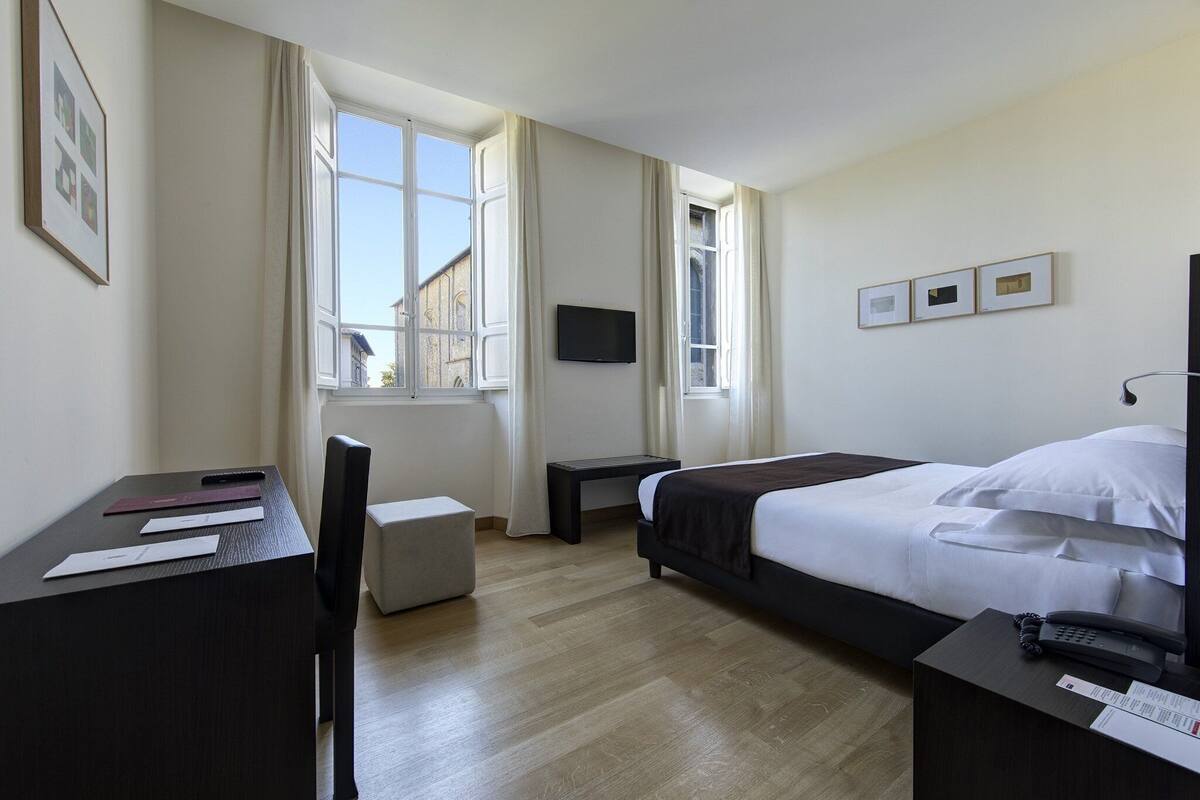 egyptian cotton sheets, premium bedding, down duvets, minibar