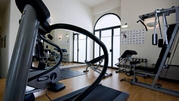 Ein Fitnessstudio mit Cardiogeräten, Kraftgeräten und Kurzhanteln.