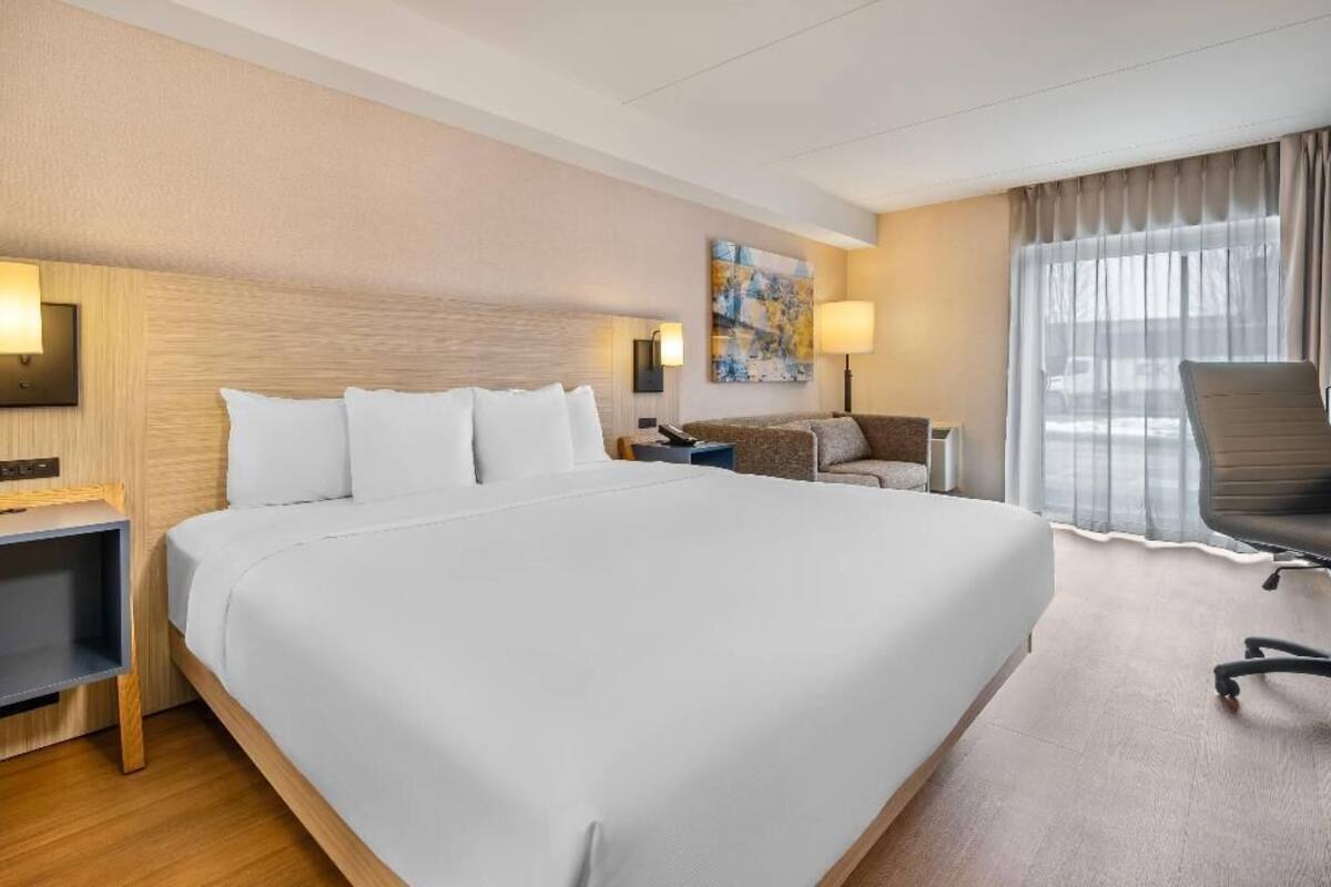 Premium bedding, desk, blackout drapes, soundproofing