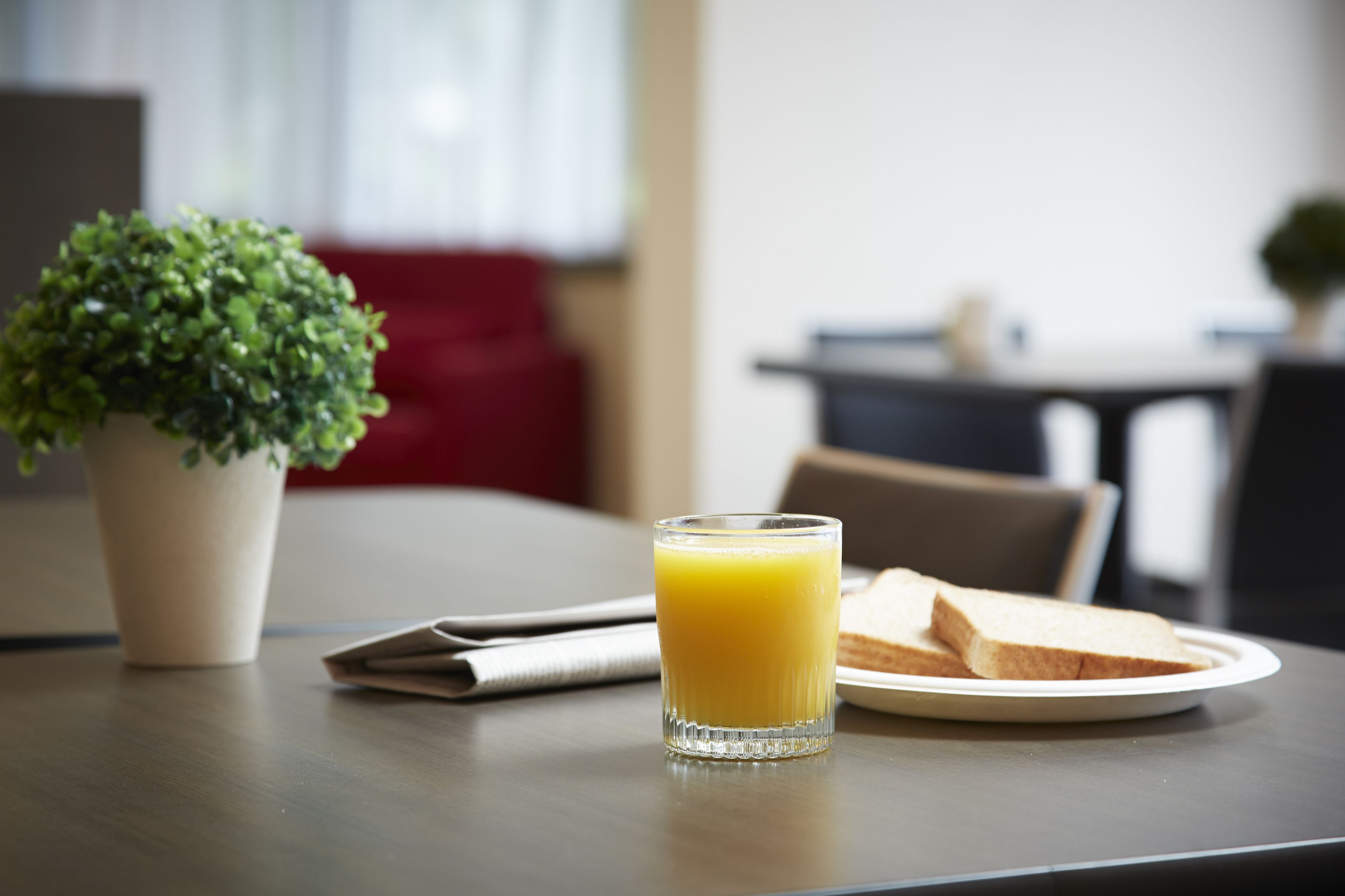 朝食 (フル ブレックファスト)、毎日提供 (無料)