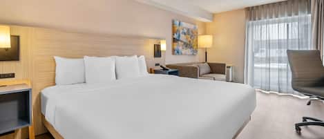 Habitación, 1 cama King size y sofá cama, con acceso para personas discapacitadas, para no fumadores | Ropa de cama de alta calidad, escritorio y cortinas blackout