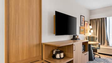 Zimmer, 1 King-Bett und Schlafsofa | Zimmersafe, Schreibtisch, Bügeleisen/Bügelbrett, kostenloses WLAN
