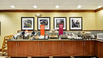 Café da manhã com buffet grátis todos os dias