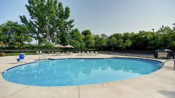 Piscina externa sazonal, espreguiçadeiras