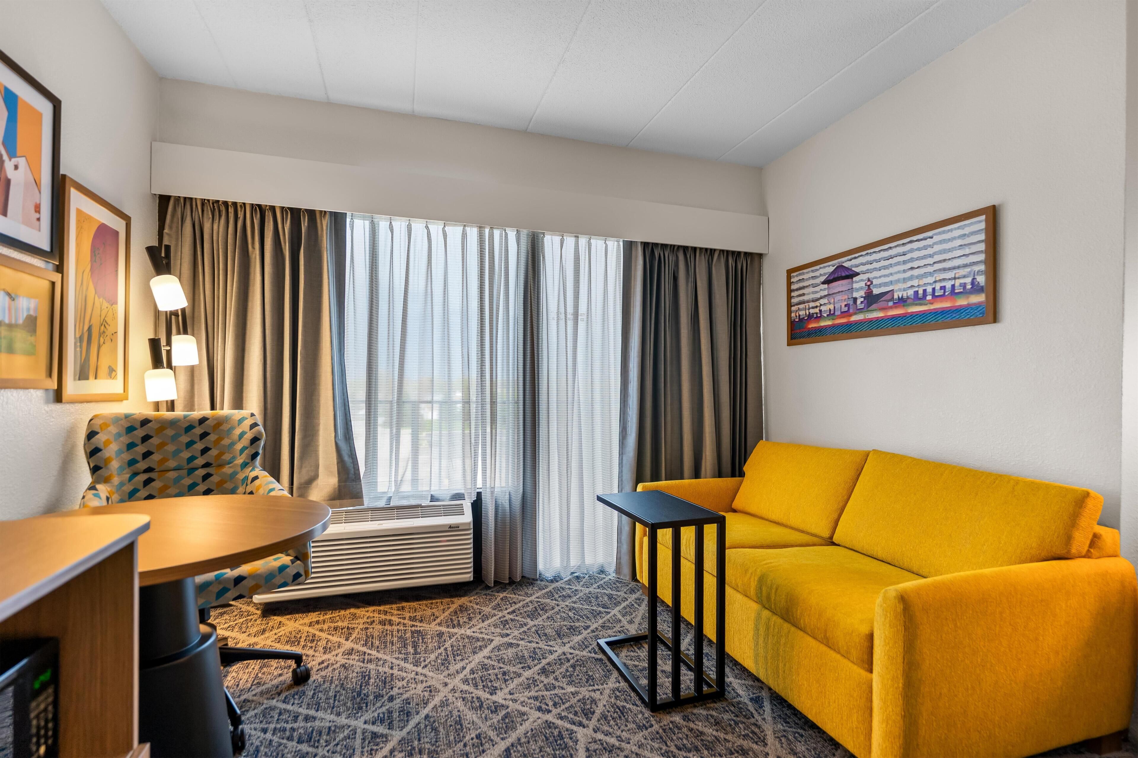 Zimmer, 1 King-Bett und Schlafsofa | Wohnbereich | 32-Zoll-Flachbildfernseher mit Kabelempfang, Fernseher