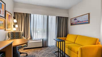 Zimmer, 1 King-Bett und Schlafsofa | Wohnbereich | 32-Zoll-Flachbildfernseher mit Kabelempfang, Fernseher