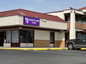 Property entrance - Knights Inn Ashland (Ashland)