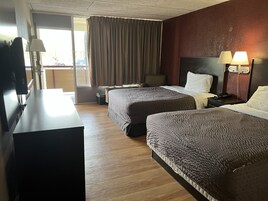 Escritorio, cortinas blackout y tabla de planchar con plancha 