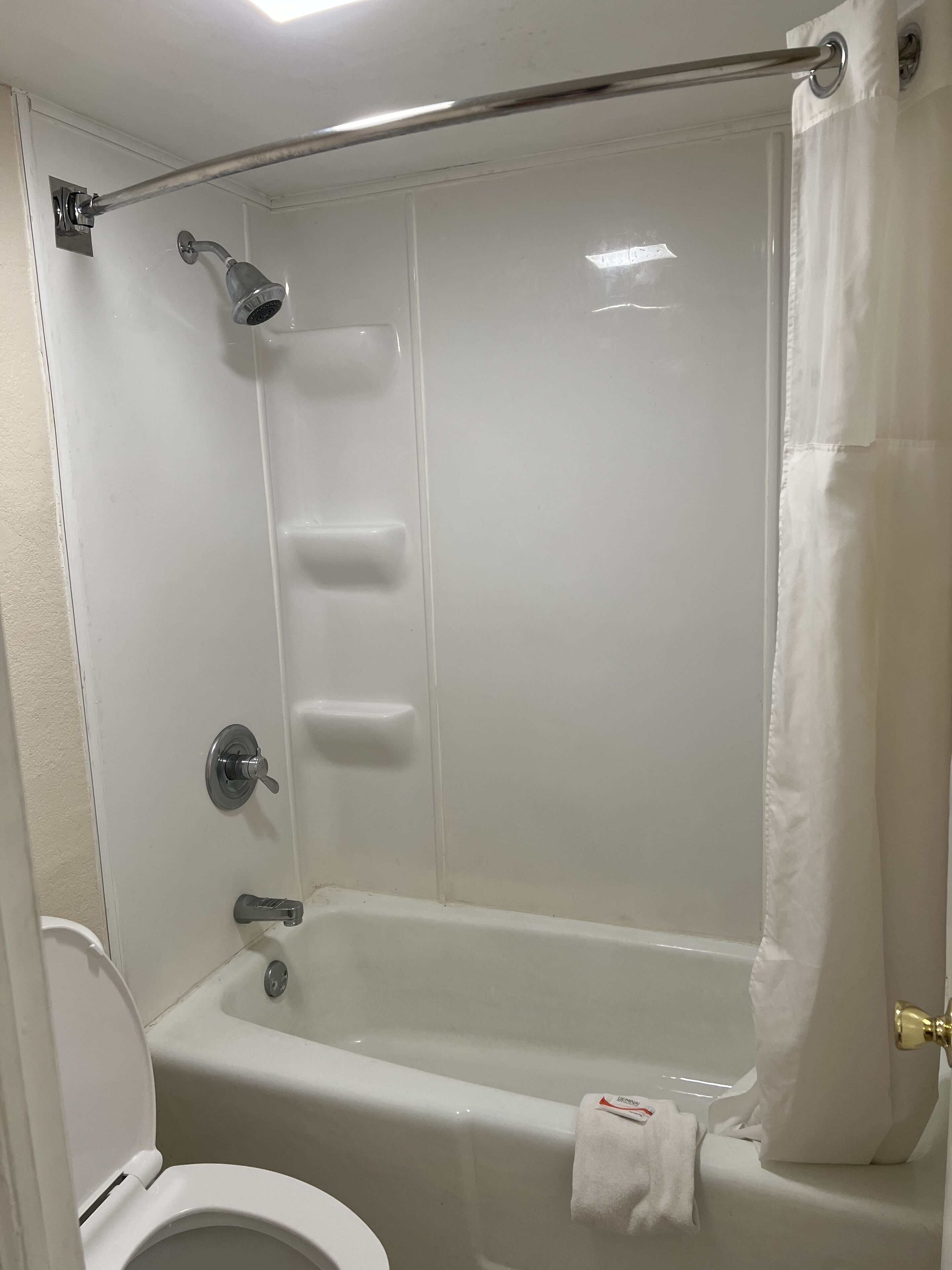 Combined shower/tub, free toiletries, hair dryer, towels