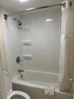 Bañera con ducha, artículos de tocador gratuitos, secador de pelo