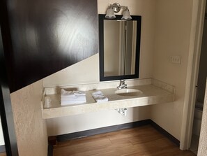 Combined shower/tub, free toiletries, hair dryer, towels
