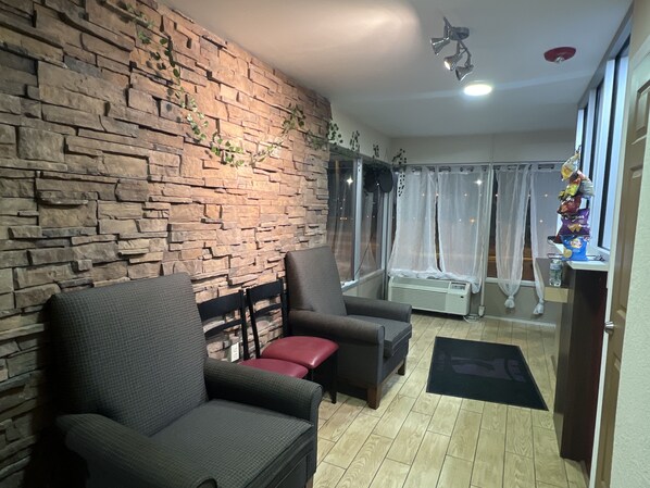 Lobby sitting area - Knights Inn Ashland (Ashland)