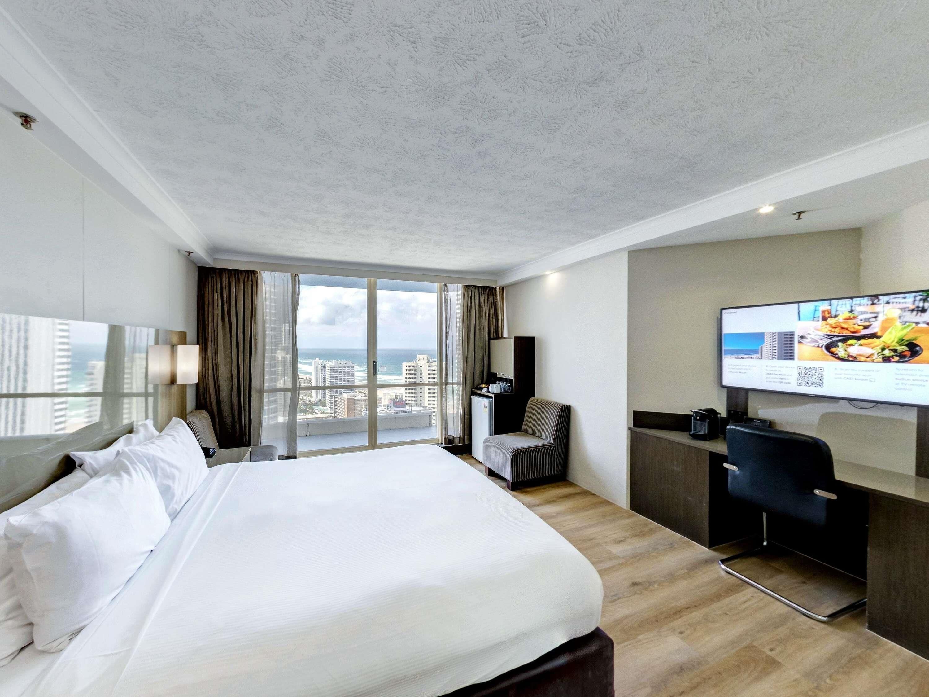 Allergitestade sängkläder, värdeförvaringsskåp på rummet och skrivbord