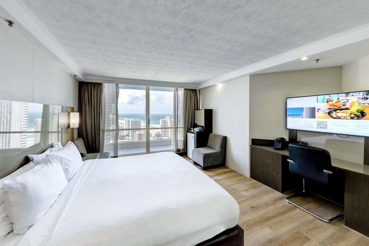 Allergitestade sängkläder, värdeförvaringsskåp på rummet och skrivbord