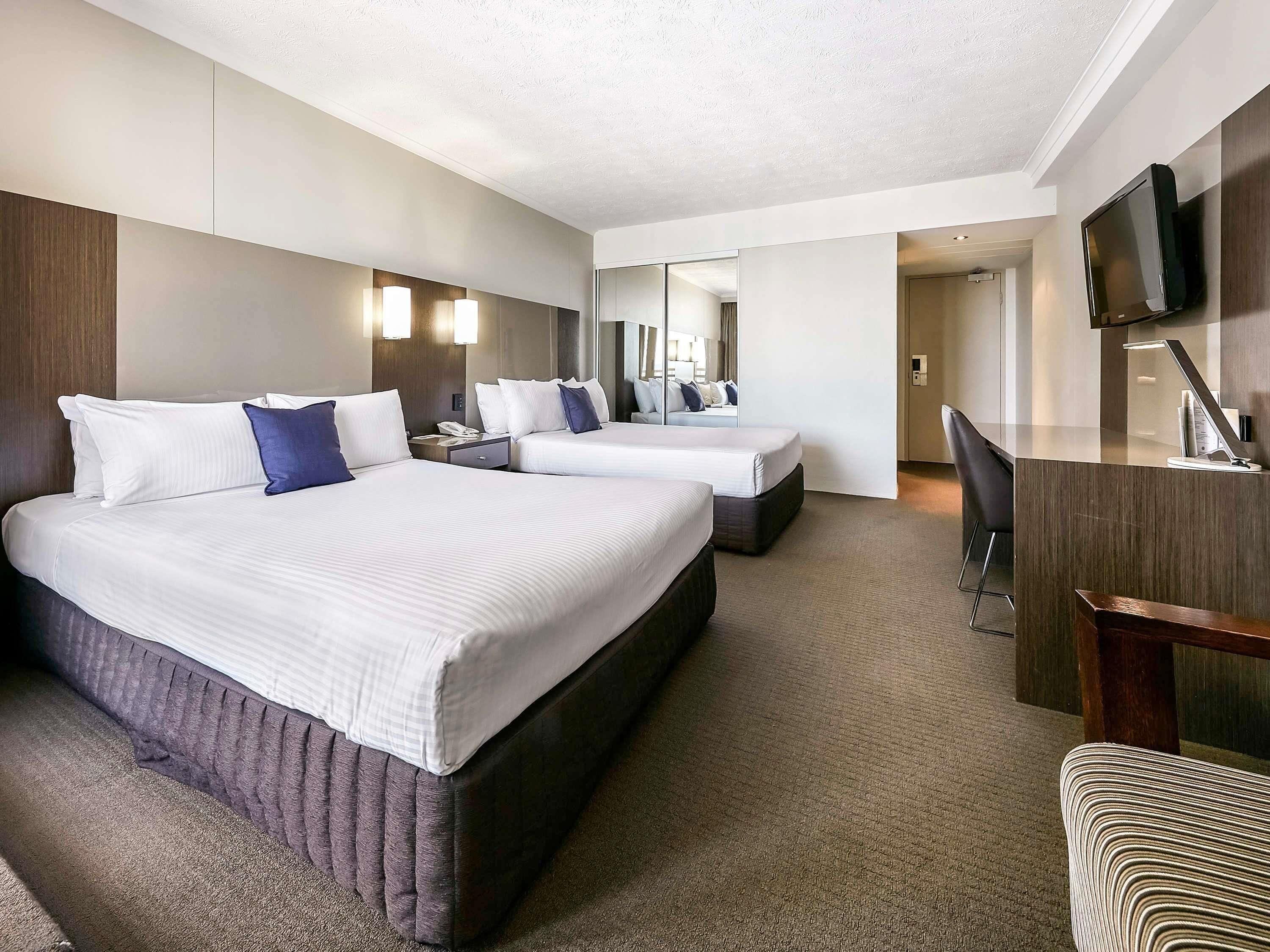 Hypo-allergenic bedding, in-room safe, desk, blackout drapes