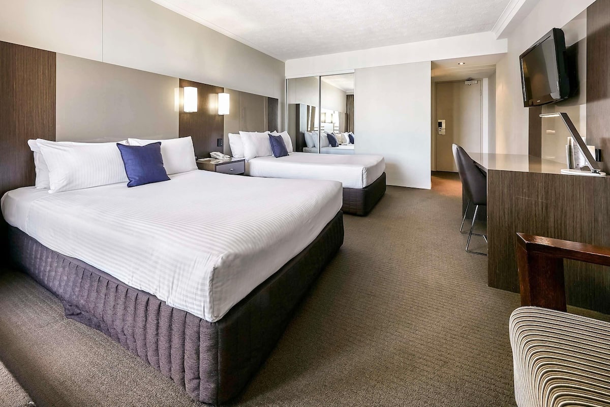 Ropa de cama hipoalergénica y caja de seguridad en la habitación