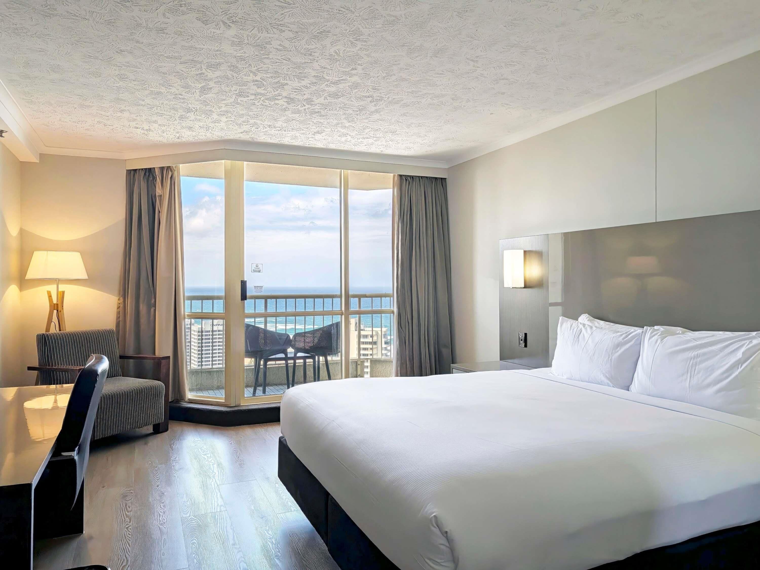 Superior-rum - 1 kingsize-säng - havsutsikt | Allergitestade sängkläder, värdeförvaringsskåp på rummet och skrivbord