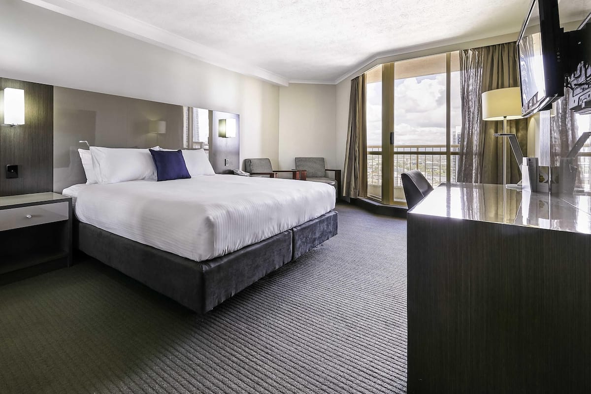 Hypo-allergenic bedding, in-room safe, desk, blackout curtains