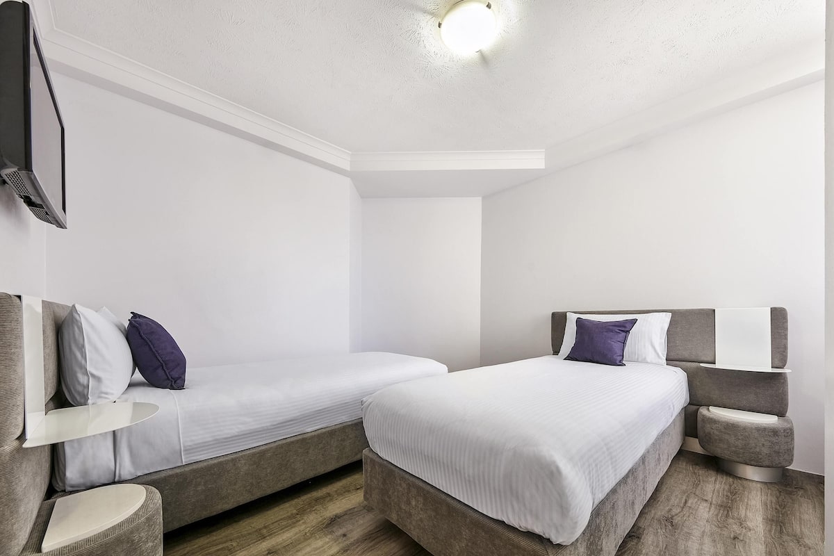 Hypo-allergenic bedding, in-room safe, desk, blackout curtains