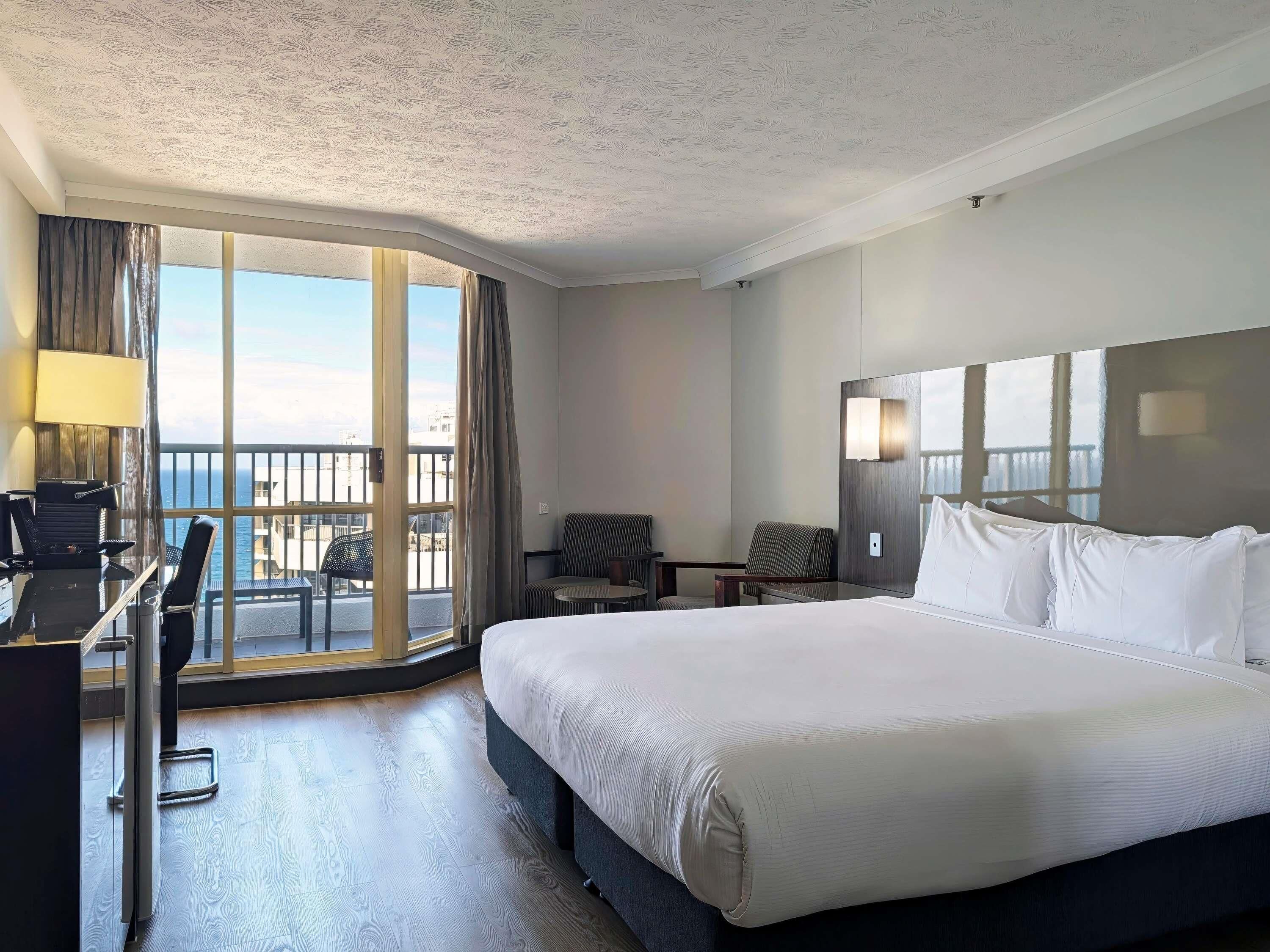 Executive-rum - 1 kingsize-säng - havsutsikt | Allergitestade sängkläder, värdeförvaringsskåp på rummet och skrivbord