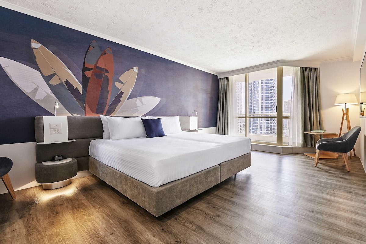 Hypo-allergenic bedding, in-room safe, desk, blackout curtains