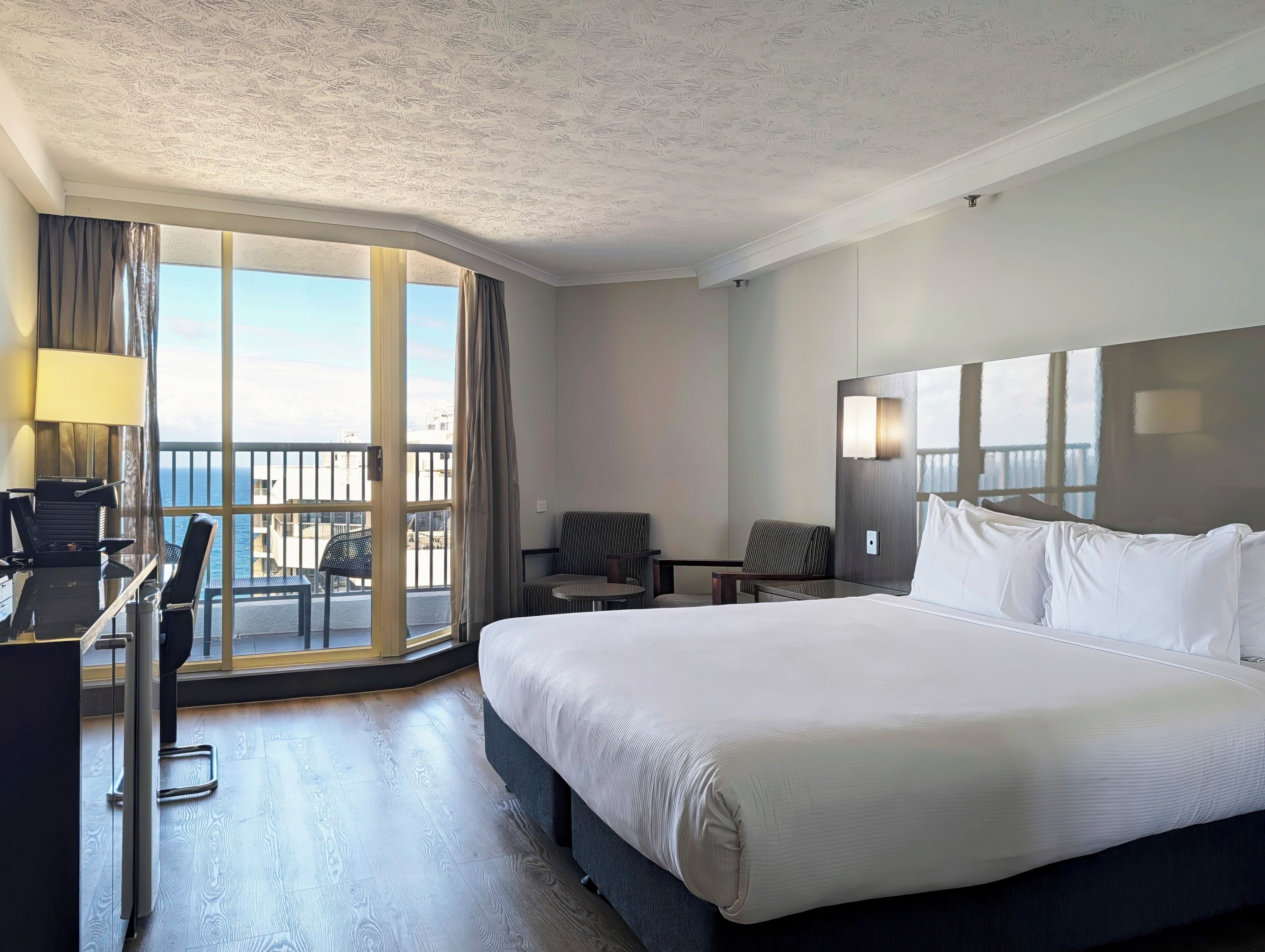 Habitación ejecutiva, 1 cama de matrimonio grande, vistas al mar | Ropa de cama hipoalergénica, caja fuerte, escritorio y cortinas opacas