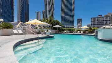 Una piscina al aire libre, una piscina climatizada