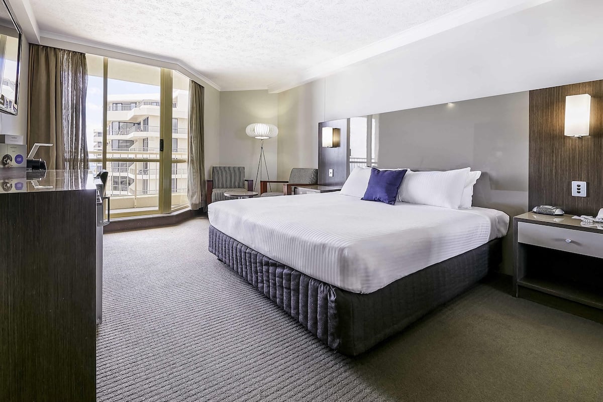 Hypo-allergenic bedding, in-room safe, desk, blackout curtains